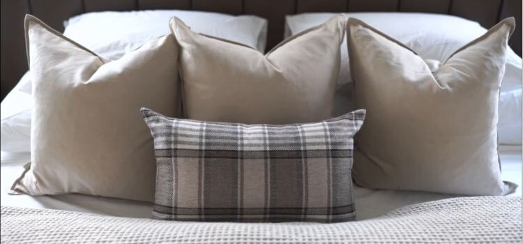 What Size Throw Pillows for Queen Bed